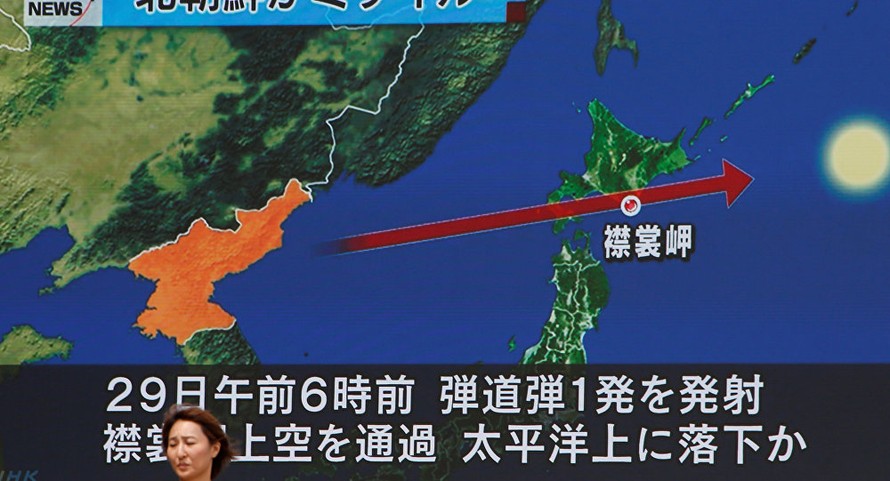 Màn hình TV công cộng ở Tokyo, Nhật Bản, phát tin về vụ thử tên lửa sáng nay của Triều Tiên. Ảnh: Reuters
