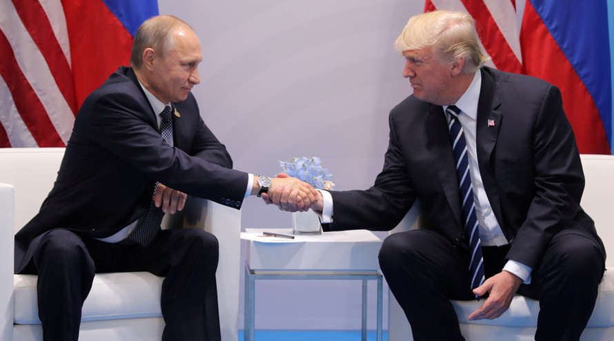 Ông Putin (trái) và ông Trump lần đầu gặp nhau hồi tháng 7. Ảnh: Reuters