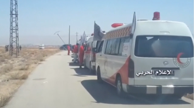 Đoàn xe chở chiến binh IS và gia đình từ biên giới Lebanon-Syria đến phía đông Syria.