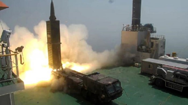 Tên lửa đạn đạo Hyunmoo-2 phóng thử từ tàu hàng trên biển. Ảnh: Yonhap.