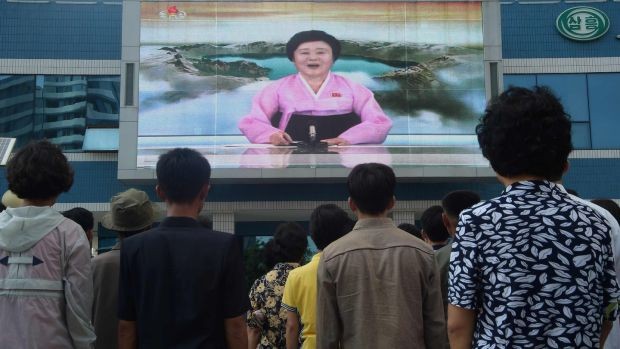 Người Triều Tiên chăm chú theo dõi nữ phát thanh viên Ri Chun-hee thông báo tin tức. Ảnh: AFP