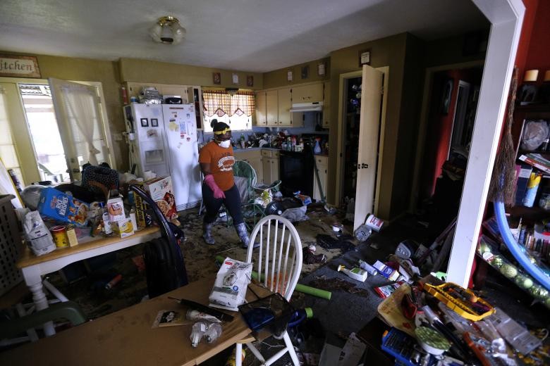 Trở về sau bão, chị Gabrielle Johnson ở Orange, Texas, lập tức bắt tay dọn dẹp căn nhà hoang tàn, bẩn thỉu.