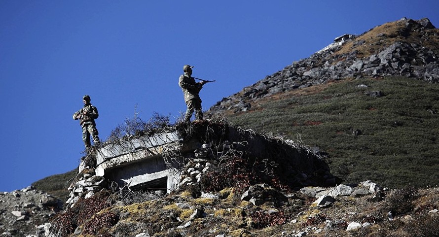 Binh sĩ Ấn Độ canh gác biên giới ở Bumla, ở độ cao cách mặt nước biển 4.500km thuộc bang Arunachal Pradesh. Ảnh: AP
