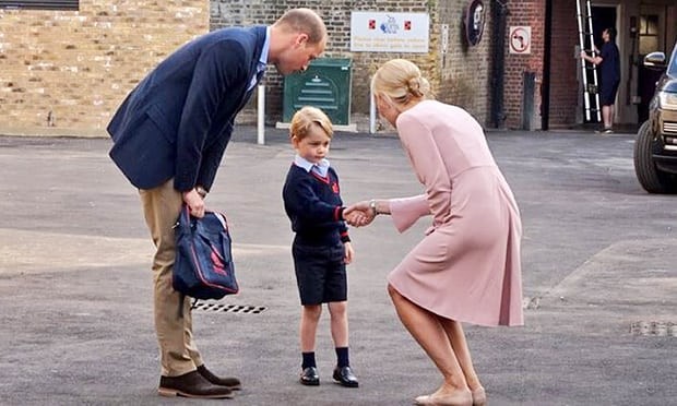Hoàng tử George bắt tay hiệu trưởng vào ngày đầu tiên đi học. Ảnh: PA
