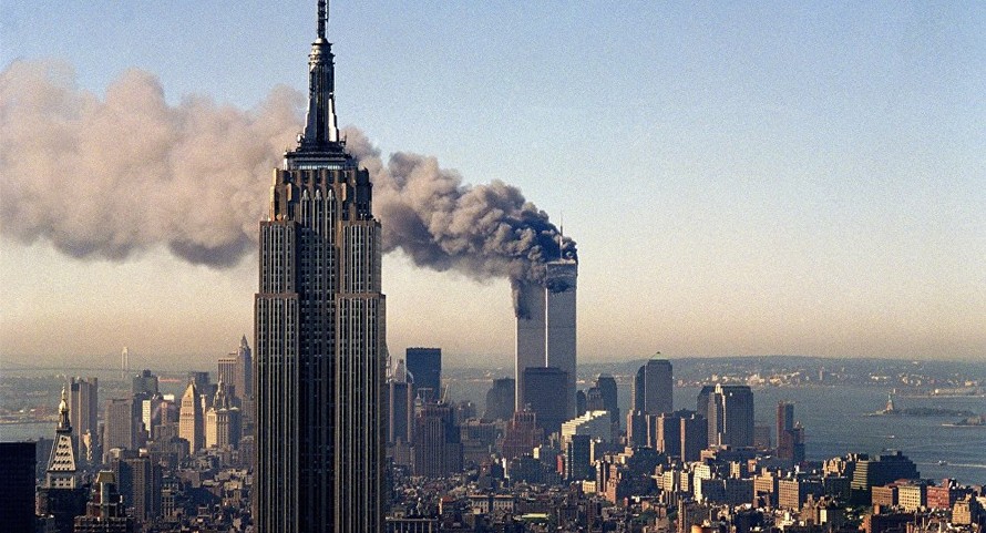 Tòa nhà Trung tâm Thương mại Thế giới bốc cháy sau khi bị 4 máy bay đâm vào hôm 11/9/2001. Ảnh: AP