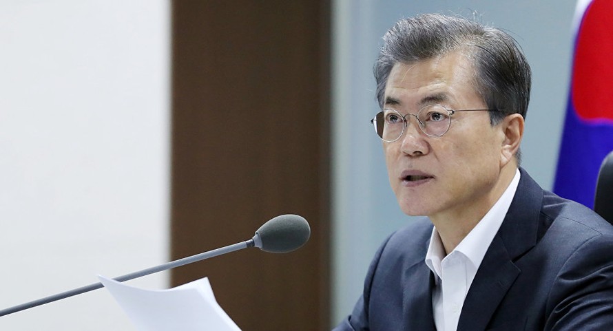 Tổng thống Hàn Quốc Moon Jae-in trong cuộc họp khẩn cấp của Hội đồng An ninh Quốc gia tại Nhà Xanh vào sáng 15/9. Ảnh: Reuters