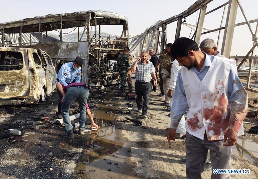 Hiện trường vụ đánh bom xe ở trạm kiểm soát ở Fadak, tỉnh Dhi Qar, Iraq. Ảnh: Tân Hoa Xã