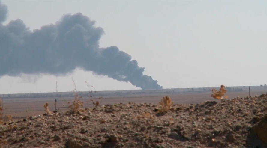 Cột khói bốc lên tại khu vực gần Deir ez-Zor sau khi quân đội Syria phá vỡ vòng vây hãm của IS vào ngày 8/9. Ảnh: RT