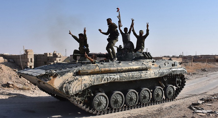 Quân đội Syria reo hò chiến thắng ở Deir ez-Zor ngày 11/9. Ảnh: AFP