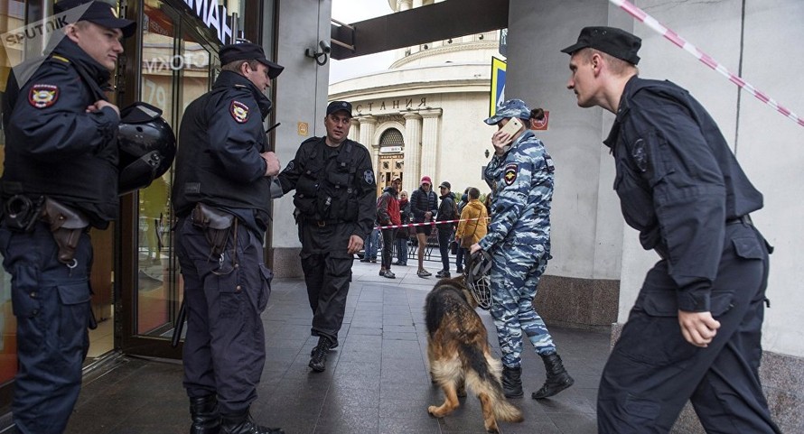 Lực lượng an ninh tiến hành sơ tán người dân tại Saint Petersburg, Nga. Ảnh: Sputnik