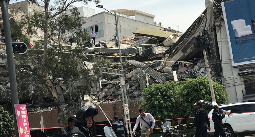 Nhiều tòa nhà bị phá hủy do động đất, khiến nhiều người thiệt mạng ở Mexico City. Ảnh: Reuters