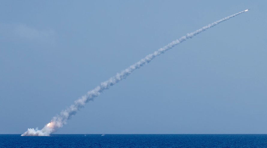 Tàu ngầm Nga phóng tên lửa hành trình Kalibr tấn công mục tiêu khủng bố ở Syria hôm 14/9. Ảnh: Sputnik