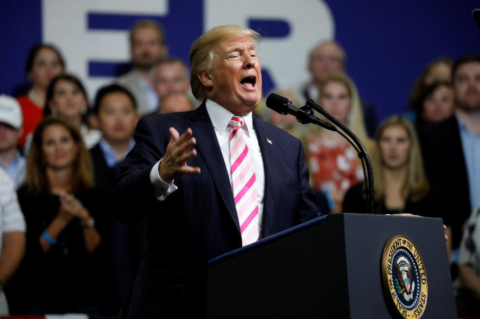 Tổng thống Mỹ Donald Trump phát biểu tại buổi mít tinh ở Alabama. Ảnh: Reuters