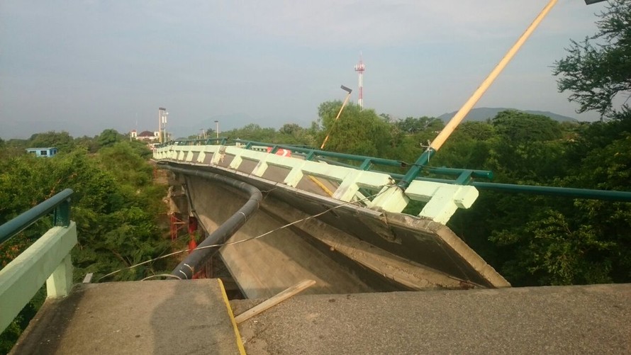 Hai trận động đất mới ở miền nam Mexico khiến một cây cầu bị đổ sập. Ảnh: Twitter