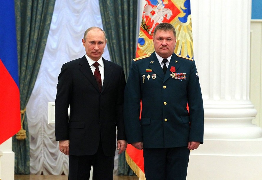 Trung tướng Nga vừa tử trận Valery Asapov (phải) và Tổng thống Nga Vladimir Putin. Ảnh: RT