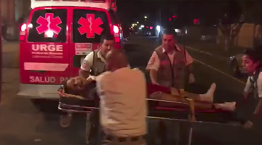 Đội cứu hộ đưa một nạn nhân bị thương vào bệnh viện. Ảnh cắt từ video