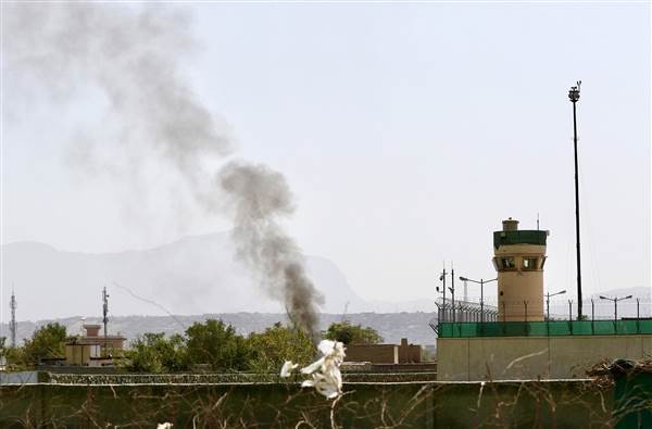 Cột khói bốc lên từ khu vực sân bay quốc tế Kabul ngày 27/9. Ảnh: Reuters