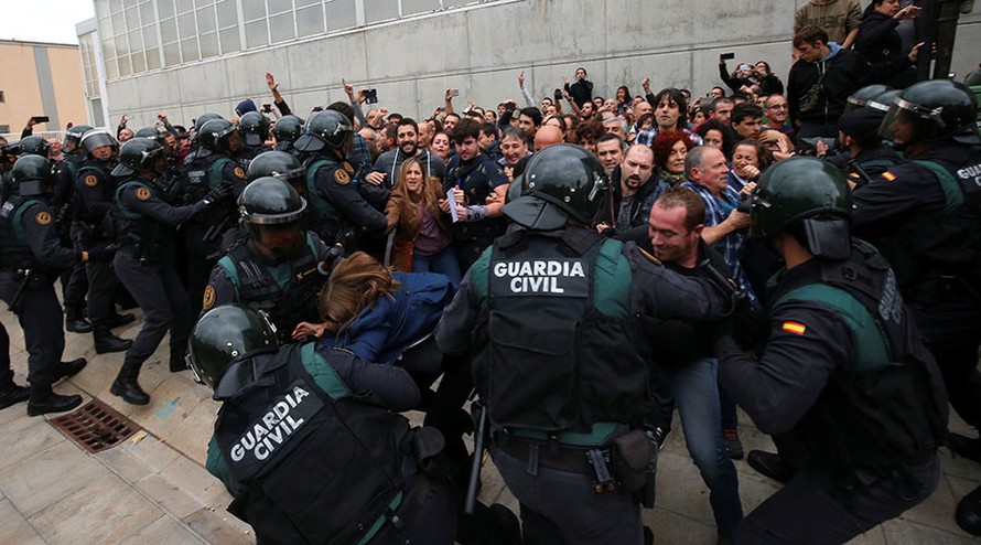 Cảnh tượng đụng độ giữa cảnh sát Tây Ban Nha và người Catalan trong cuộc trưng cầu dân ý hôm 1/10. Ảnh: Reuters