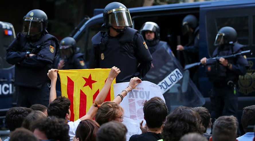 Cảnh sát Tây Ban Nha đàn áp người Catalan trong cuộc trưng cầu dân ý hôm 1/10. Ảnh: Reuters