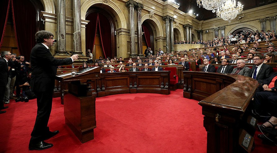 Lãnh đạo xứ Catalan Carles Puigdemont trong hội nghị ở Barcelona hôm 10/10. Ảnh: Reuters