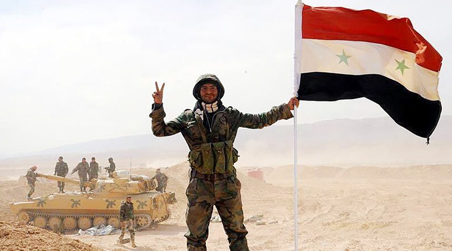 Binh sĩ Syria ăn mừng việc phá bỏ thành công vòng vây hãm của IS ở Deir ez-Zor. Ảnh: Sputnik