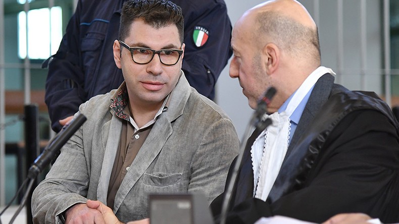 Valentino Talluto (trái) ngồi cạnh luật sư bào chữa tại phiên xét xử. Ảnh: AFP