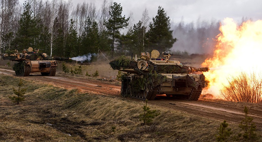 Xe tăng M1 Abrams do Mỹ sản xuất tập trận gần biên giới Nga. Ảnh: Sputnik