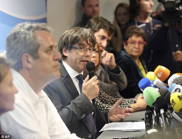 Lãnh đạo vừa bị cách chức của Catalonia Carles Puigdemont phát biểu trong cuộc họp báo ở Bỉ và 31/10. Ảnh: AP