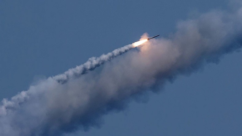 Tàu ngầm Nga phóng tên lửa hành trình Kalibr tiêu diệt các mục tiêu IS ở Syria. Ảnh: Sputnik