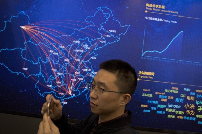 Thương mại điện tử ở Trung Quốc phát triển như vũ bão. Ảnh: AP