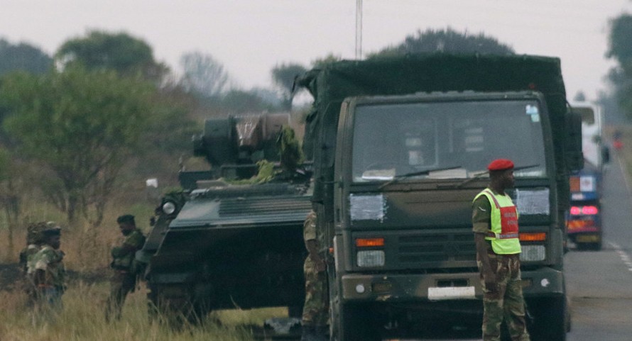 Xe quân đội Zimbabwe đóng chốt tại các con đường ở thủ đô Harare. Ảnh: Reuters