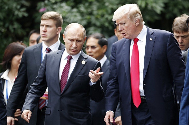 Tổng thống Mỹ Donald Trump nói chuyện với người đồng cấp Nga Vladimir Putin tại APEC 2017. Ảnh: AP