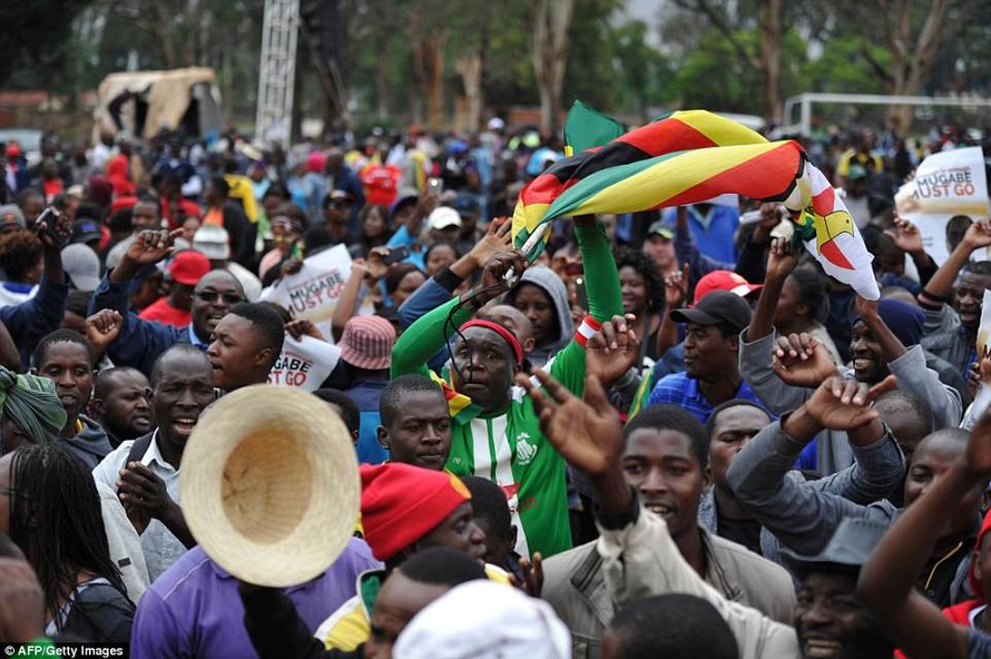 Người dân thủ đô Harare đổ xuống đường đòi Tổng thống Zimbabwe Robert Mugabe từ chức. Ảnh: AFP