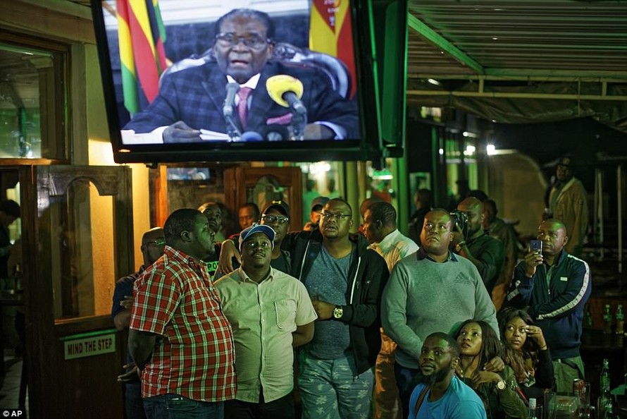 Người dân chờ đợi Tổng thống Zimbabwe Robert Mugabe tuyên bố từ chức. Ảnh: AP
