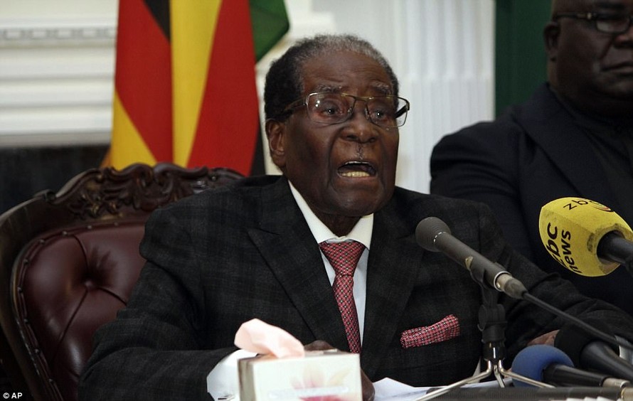 Tổng thống Zimbabwe Robert Mugabe phát biểu dài 20 phút và tuyên bố không từ chức. Ảnh: AP