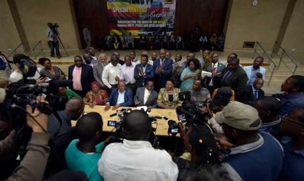 Đảng Zanu-PF họp báo tuyên bố kế hoạch luận tội Tổng thống Robert Mugabe. Ảnh: News24