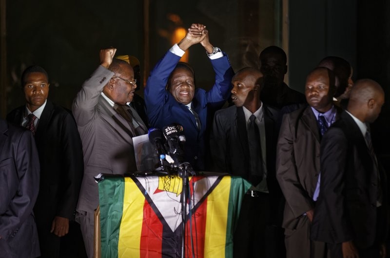 Lãnh đạo mới của Zimbabwe, ông Emmerson Mnangagwa, giơ cao nắm đấm ăn mừng "triều đại mới" với người dân. Ảnh: AP