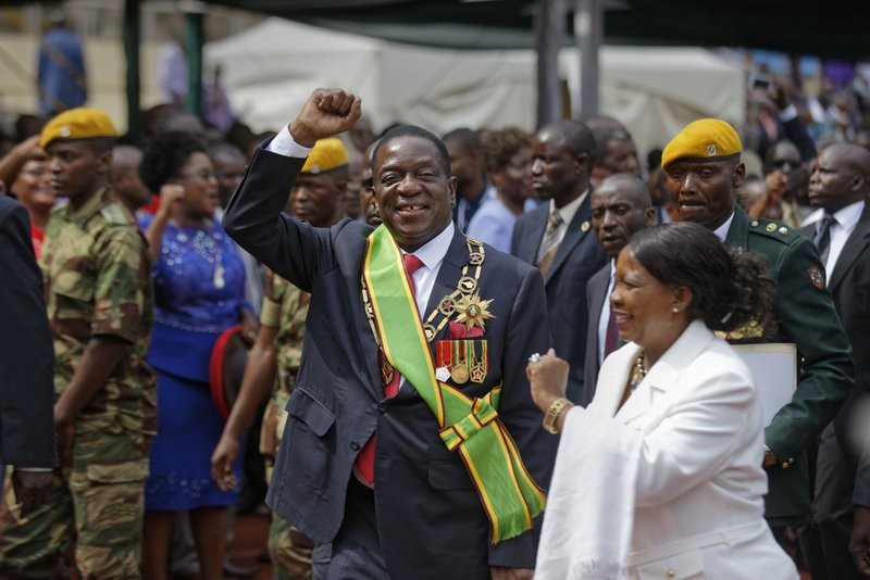 Ông Emmerson Mnangagwa nhậm chức Tổng thống Zimbabwe ngày 24/11. Ảnh: AP