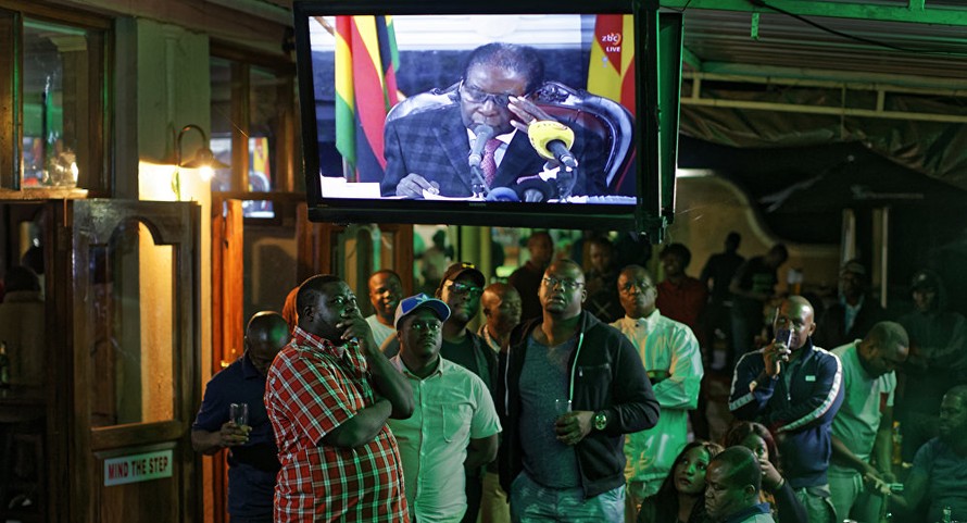 Cựu Tổng thống Zimbabwe Robert Mugabe từ chối từ chức trên sóng truyền hình ngày 19/11. Ảnh: AP