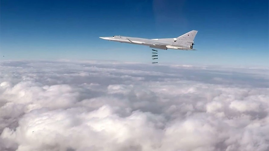 Máy bay ném bom chiến lược tầm xa Tu-22M3 dội bom xuống vị trí của IS ở Syria. 