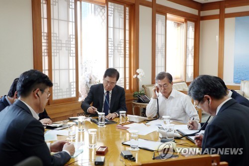 Tổng thống Hàn Quốc Moon Jae-in điện đàm cho người đồng cấp Mỹ Donald Trump về Triều Tiên. Ảnh: Yonhap