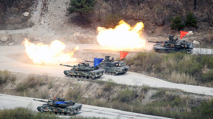 xe tăng của quân đội Hàn Quốc khai hỏa trong cuộc tập trận chung Hàn-Mỹ ngày 21/4. Ảnh: Reuters
