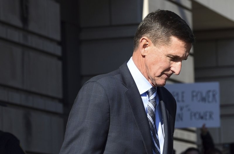 Cựu Cố vấn An ninh Quốc gia Michael Flynn rời khỏi tòa án liên bang tại Washington sau khi nhận tôi. Ảnh: AP