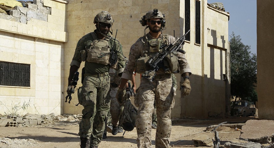 Hai lính đặc nhiệm Mỹ tuần tra trong làng Fatisah tại Raqqa, Syria vào 25/5/2016. Ảnh: AFP