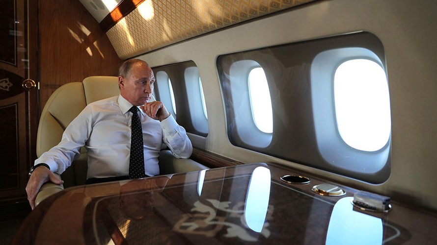 Tổng thống Nga Vladimir Putin trên chuyên cơ dát vàng Il-96.