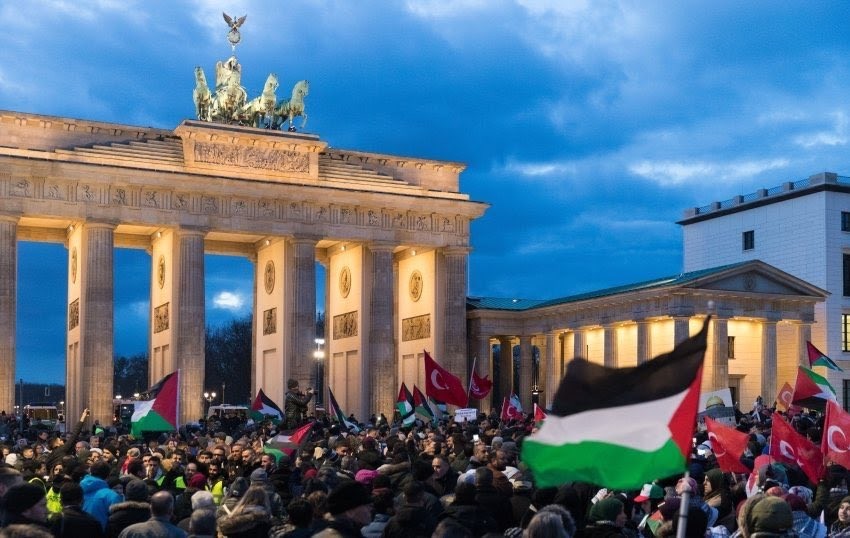 Hàng nghìn người biểu tình chống Mỹ và Israel ở Berlin. Ảnh: Twitter