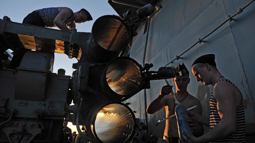 Các thủy thủ tàu tuần dương hỏa lực hạt nhân Pyotr Veliky sơn máy phóng tên lửa tại Tartus. Ảnh: Sputnik