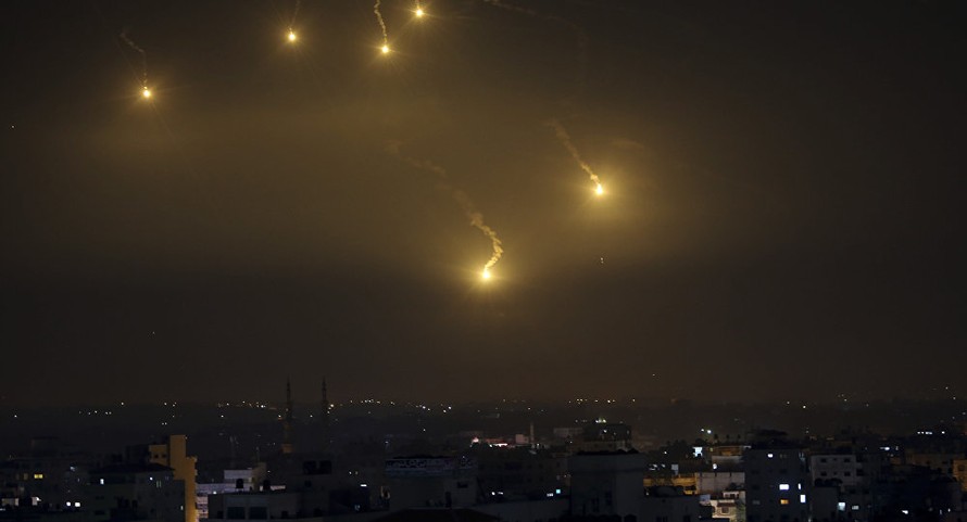 Rocket bay trên bầu trời Israel. Ảnh: AP