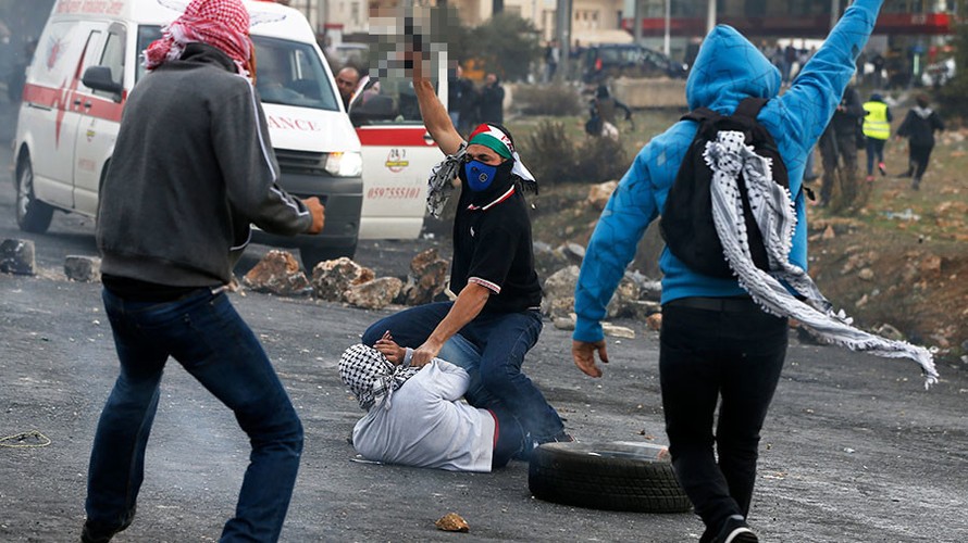 An ninh Israel trà trộn vào đám đông biểu tình ở Bờ Tây, bắt giữ người Palestine. Ảnh: AFP