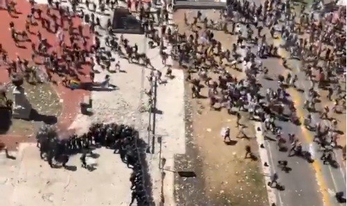 Cảnh sát Argentina co cụm trong đám đông người dân phẫn nộ. Ảnh cắt từ video